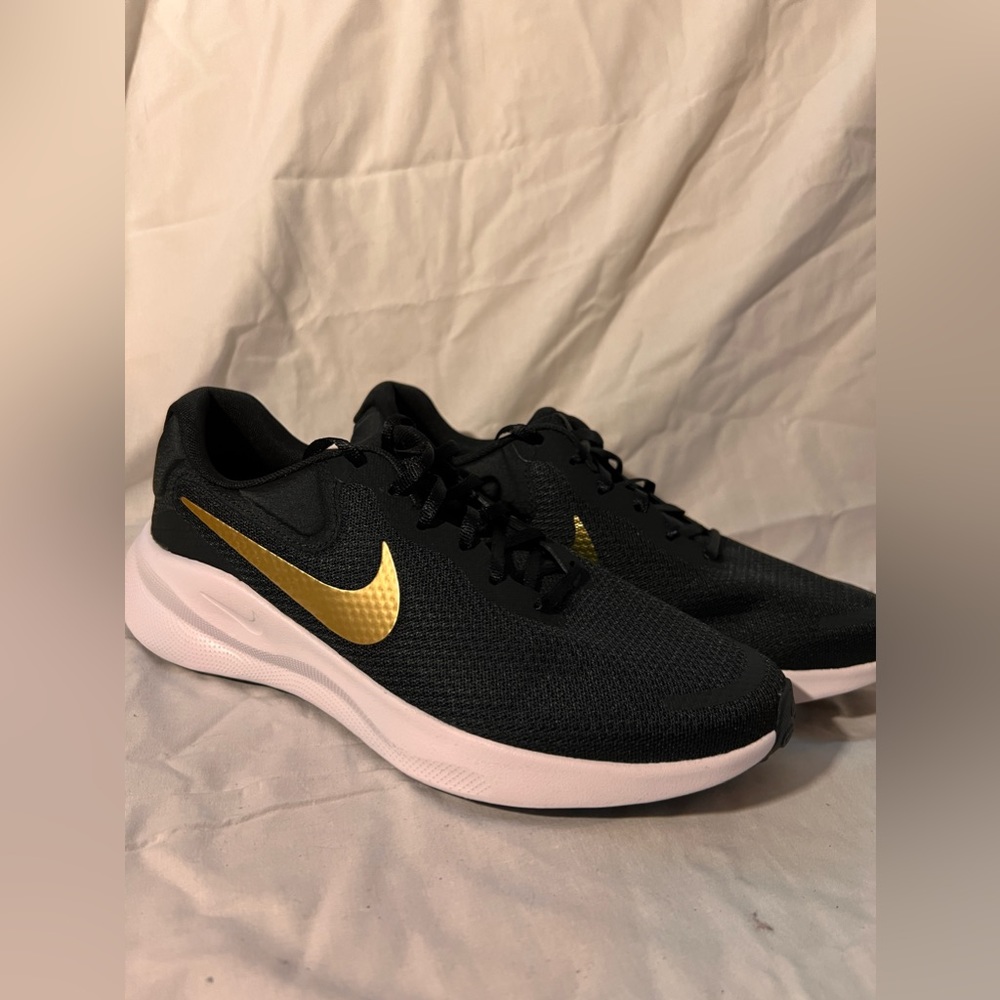 Nike Women’s Comfort Sneakers Black/Gold Size 11.